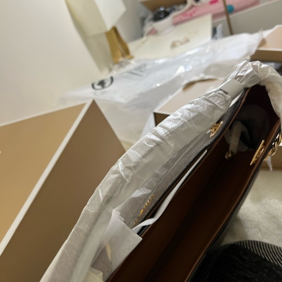 Michael Kors only bag no wallet( fixed price) - Picture 4 of 8